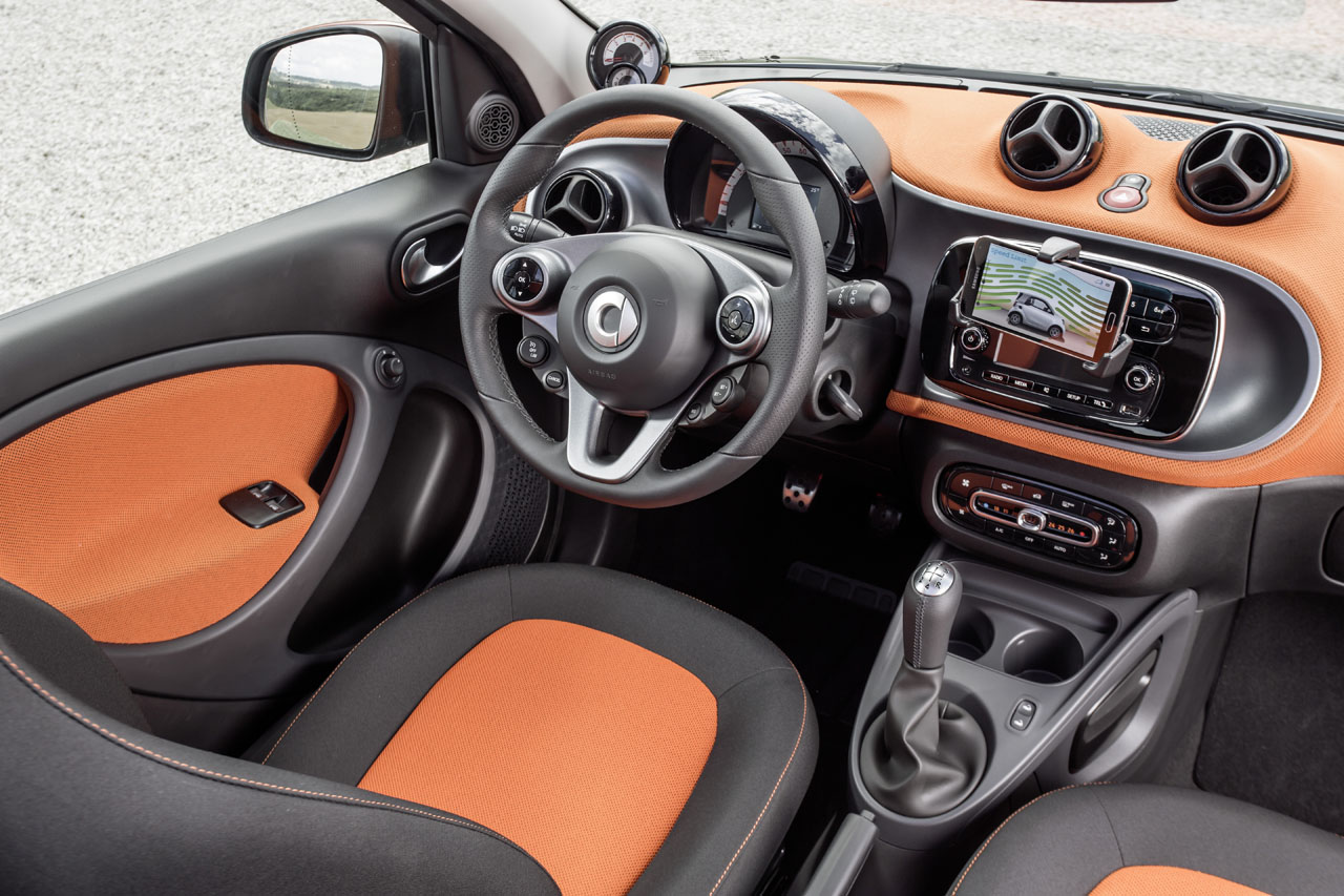 Nuova-Smart-ForFour-2015-interni-1.jpg